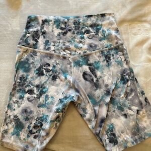 LULULEMON-Floral Print Women's Shorts